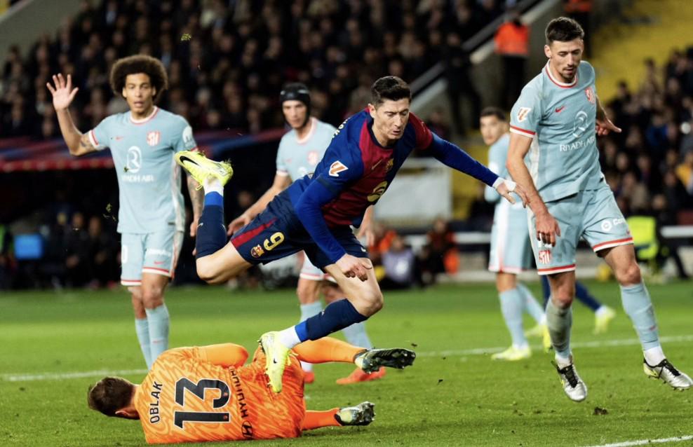 开云下载-比赛局势复杂引发热议！，莱万多夫斯基在巴塞罗那比赛中表现优异全场沸腾不已的简单介绍